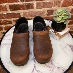 Dansko Genuine Leather Clog, Antique Oiled Brown, Size EU 39/US 8.5